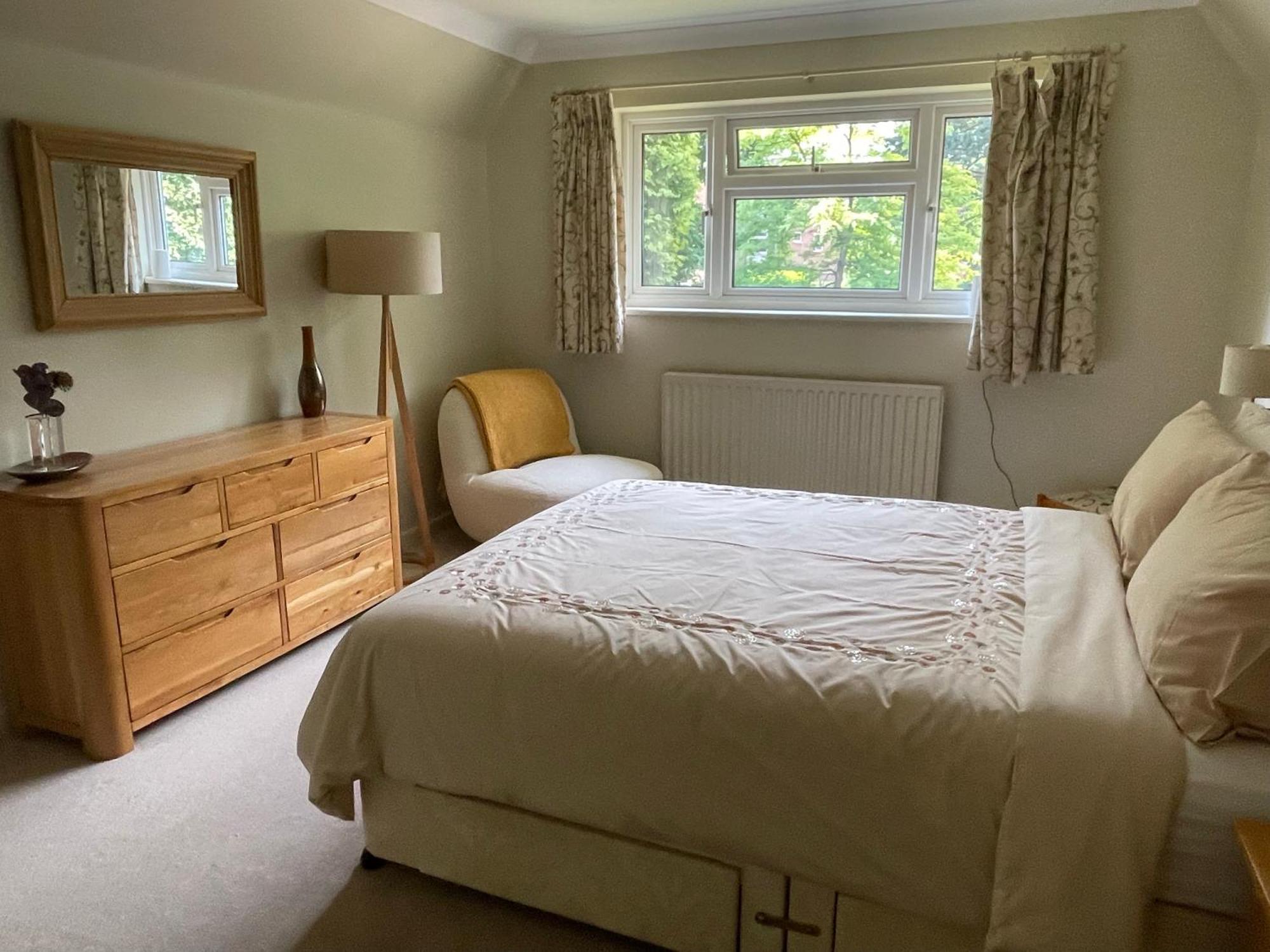 Charming Bournemouth House With Beautiful Spacious Gardens, 5 Min Drive To Beaches, Free Parking For 2-3 Cars Eksteriør billede