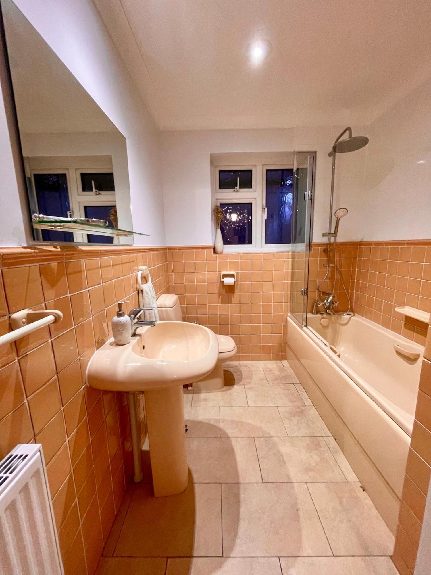 Charming Bournemouth House With Beautiful Spacious Gardens, 5 Min Drive To Beaches, Free Parking For 2-3 Cars Eksteriør billede