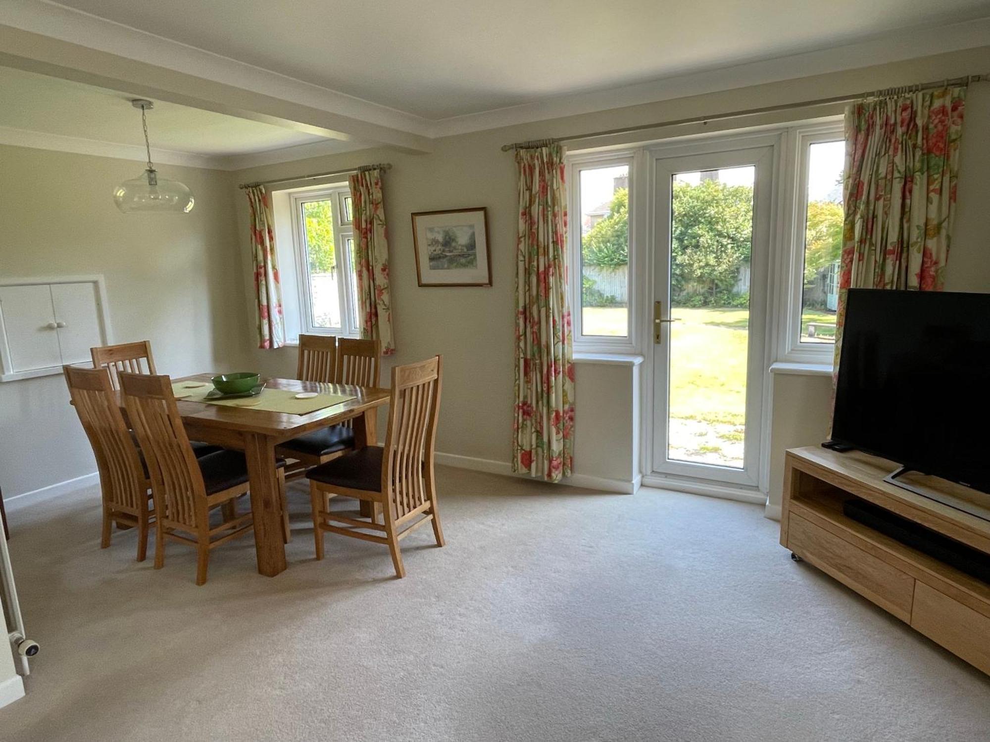 Charming Bournemouth House With Beautiful Spacious Gardens, 5 Min Drive To Beaches, Free Parking For 2-3 Cars Eksteriør billede