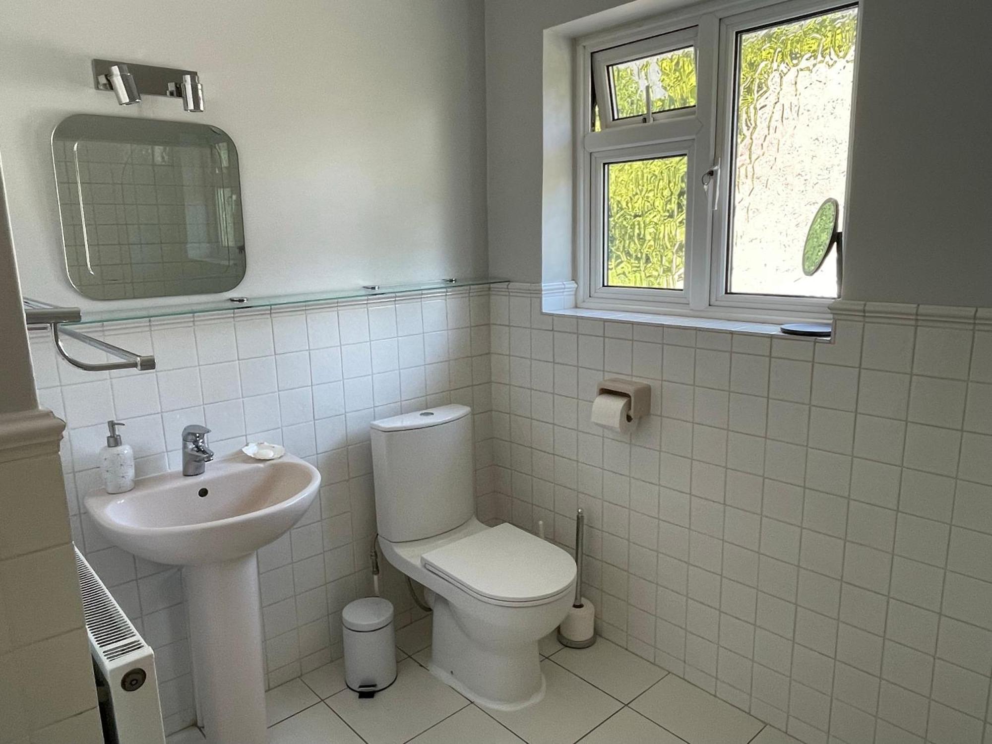 Charming Bournemouth House With Beautiful Spacious Gardens, 5 Min Drive To Beaches, Free Parking For 2-3 Cars Eksteriør billede