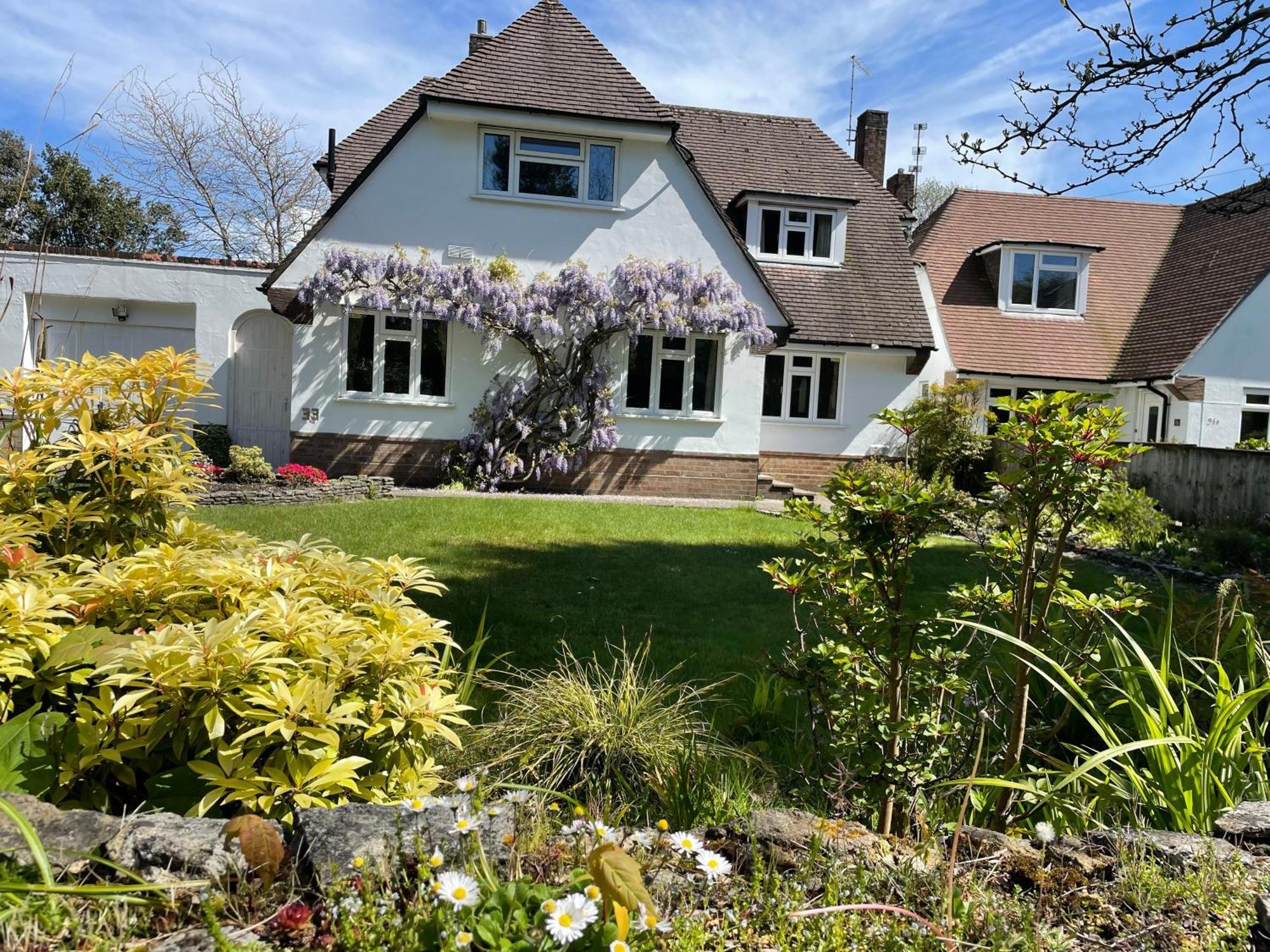 Charming Bournemouth House With Beautiful Spacious Gardens, 5 Min Drive To Beaches, Free Parking For 2-3 Cars Eksteriør billede